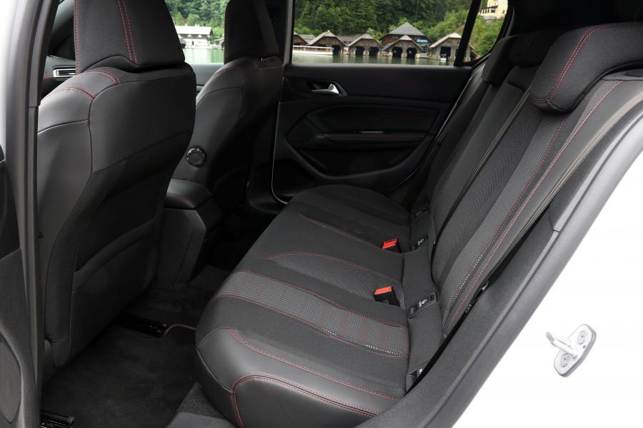 Интерьер Peugeot 308 GT Line 2017 года  (WW) (фото 40 из 45)